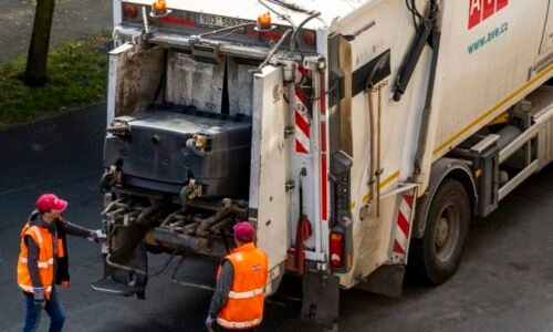 Popelářský vůz srazil na Berounsku ženu. Letěl pro ni vrtulník, zraněním podlehla