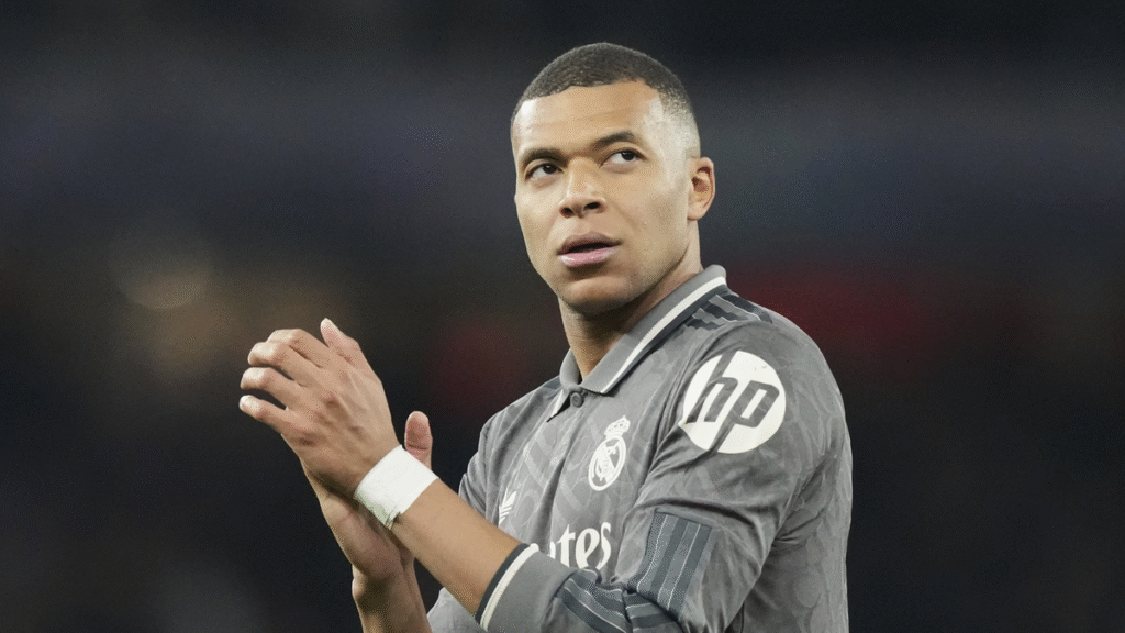 Kylian mbappé pred vzájomným súbojom zmiernil napätie. vojnu s psg však ešte neukončil