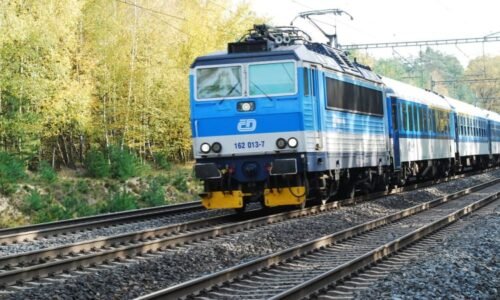 Tragédie na kolejích: Vlak u Pardubic zabil člověka. Koridor na Kostěnice stojí