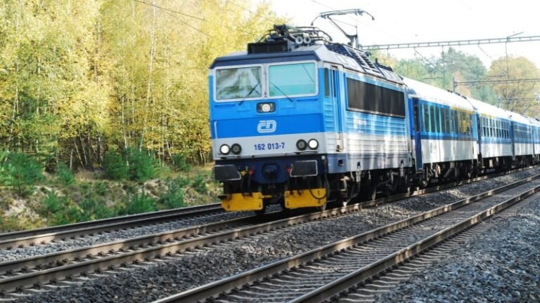 Železniční neštěstí na rokycansku: rychlík usmrtil člověka, provoz na trati stojí