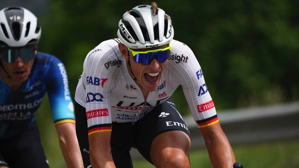 VIDEO Otrasné správanie na Tour de France. Tímový kolega Tadeja Pogačara zastrašoval súperov