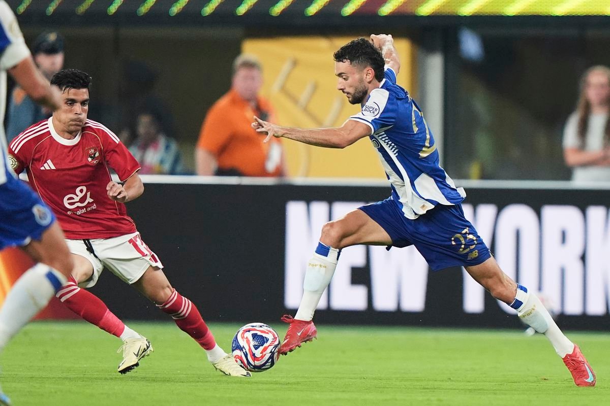 Počas celej kariéry bol verný jednému klubu. Juventus angažoval portugalského obrancu
