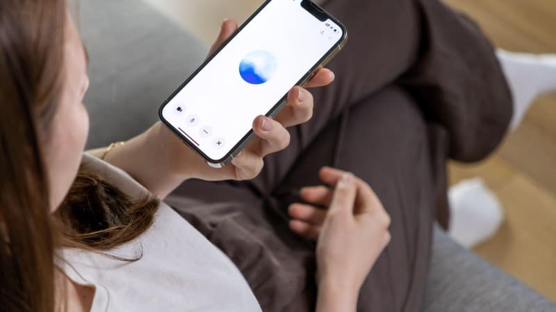 AI jako terapeut? Mladí Češi technologii zkouší. Bezhlavé experimenty však mohou stát život