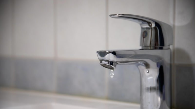Desítky tisíc lidí budou bez vody. Oprava havárie v Praze brzy započne, potrvá celý den Desítky tisíc lidí budou bez vody. Oprava havárie v Praze brzy započne, potrvá celý den