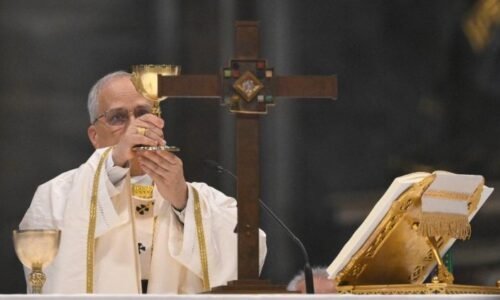 Pápežský liturgický kalendár na august a september 2025