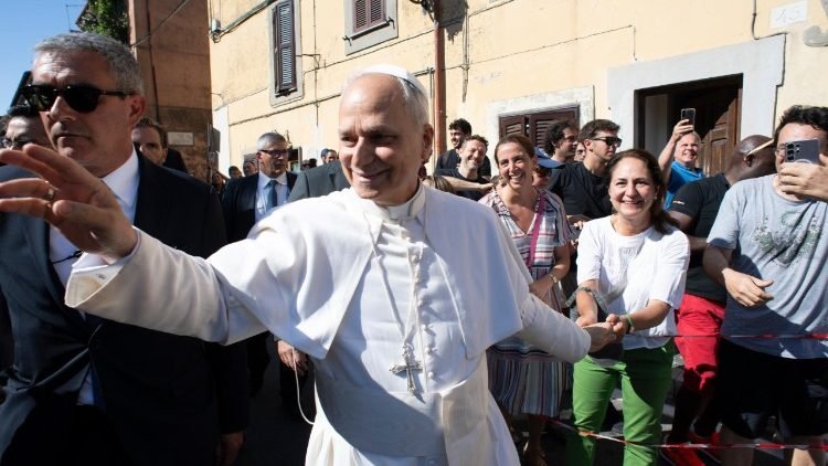 Pápež Lev XIV. prišiel do Castel Gandolfa za potlesku