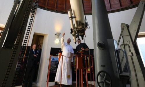 Pápeža vo Vatikánskom observatóriu sprevádzal Slovák