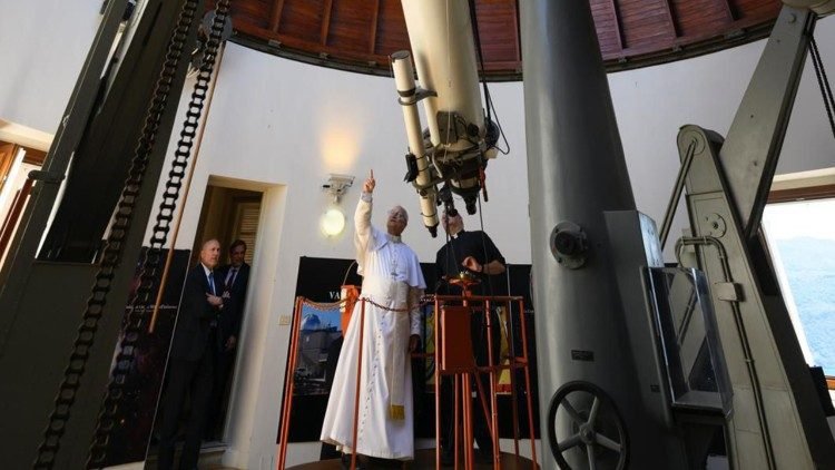 Pápeža vo Vatikánskom observatóriu sprevádzal Slovák Pápeža vo Vatikánskom observatóriu sprevádzal Slovák