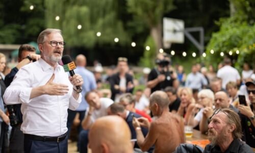 KOMENTÁŘ: Letní kampaň je jen klidem před bouří. Babiš ani Fiala nezahálí, STAN láká na buřty