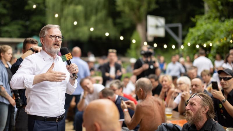 KOMENTÁŘ: Letní kampaň je jen klidem před bouří. Babiš ani Fiala nezahálí, STAN láká na buřty KOMENTÁŘ: Letní kampaň je jen klidem před bouří. Babiš ani Fiala nezahálí, STAN láká na buřty