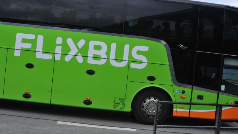 Nehoda Flixbusu, který jezdí přes Česko: Zranilo se 20 lidí, autobus se převrátil na bok Nehoda Flixbusu, který jezdí přes Česko: Zranilo se 20 lidí, autobus se převrátil na bok