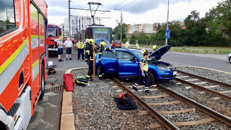 Vážná dopravní nehoda v Praze: Auto se střetlo s tramvají. Řidiče museli hasiči vyprošťovat Vážná dopravní nehoda v Praze: Auto se střetlo s tramvají. Řidiče museli hasiči vyprošťovat