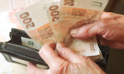 Část penzistů začala dostávat tisíc korun navíc. Koho se mimořádná změna týká?