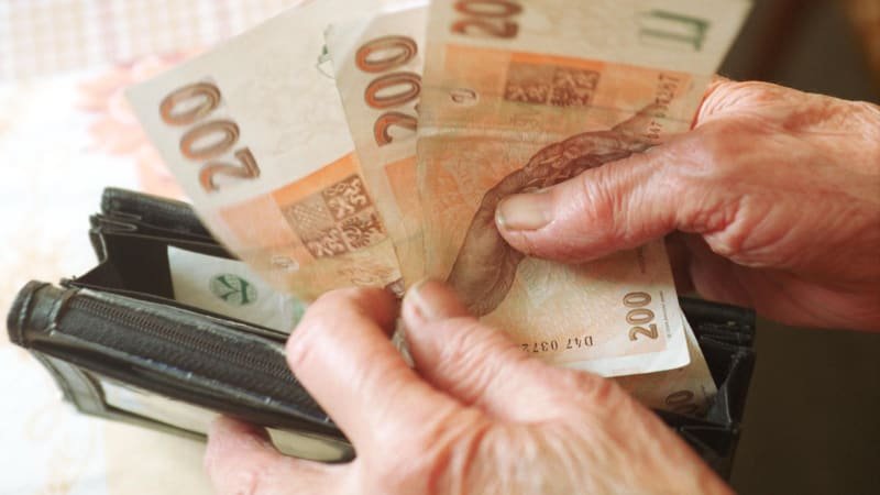 Část penzistů začala dostávat tisíc korun navíc. Koho se mimořádná změna týká?
