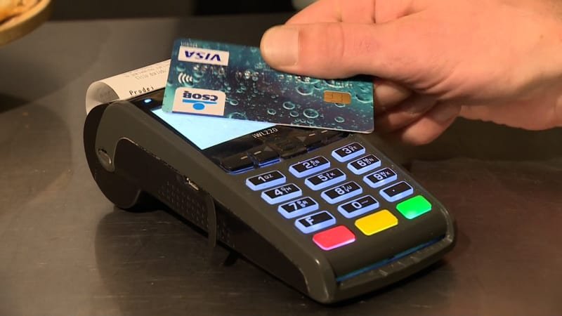 Nový trik zlodějů: Terminál přikládají ke kapsám, peníze z platební karty kradou bezkontaktně