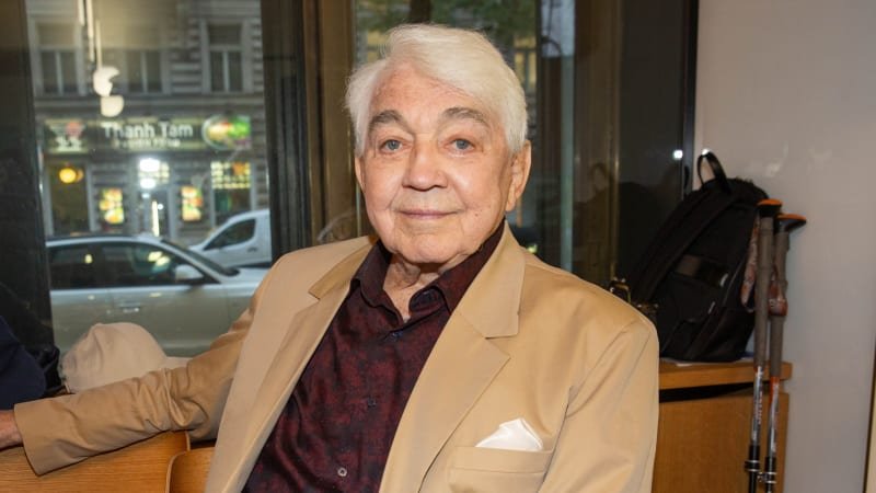 Jiří Krampol se ženil čtyřikrát. O dceru předčasně přišel, skvělý vztah měl s vyženěnými syny Jiří Krampol se ženil čtyřikrát. O dceru předčasně přišel, skvělý vztah měl s vyženěnými syny
