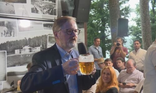 Politici na prázdninách: Fiala ukazuje, že má rád pivo. Schillerová se fotí s lidmi