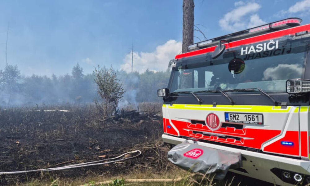 Na Lounsku hoří les. Vrtulník poletí pro vodu z přehrady, rozsah požáru zatím není znám
