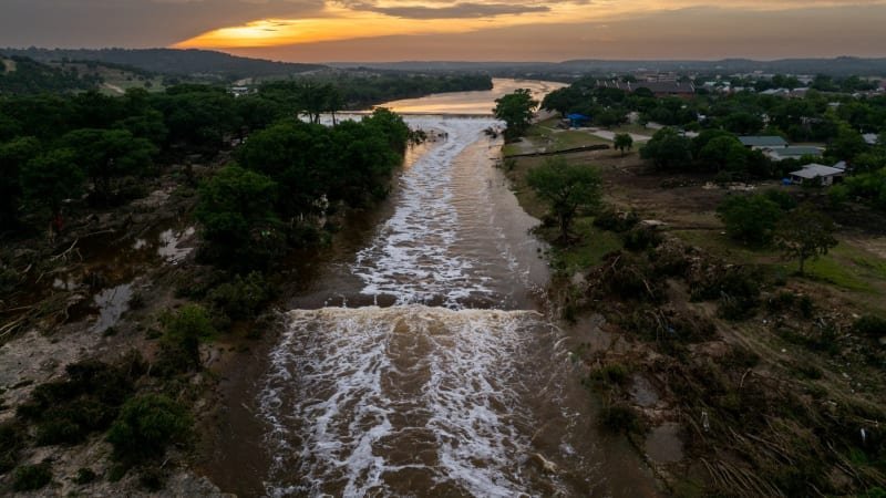 Časosběrné video ukazuje rychlé stoupání vody v Texasu. Počet obětí přesáhl 80 a dál narůstá Časosběrné video ukazuje rychlé stoupání vody v Texasu. Počet obětí přesáhl 80 a dál narůstá