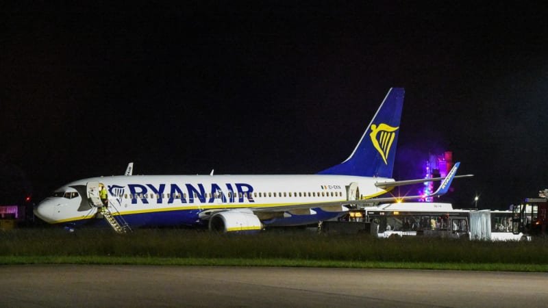 Drama na palubě: V letadle Ryanair propukl požár. Cestující lezli na křídla, mnozí se zranili Drama na palubě: V letadle Ryanair propukl požár. Cestující lezli na křídla, mnozí se zranili