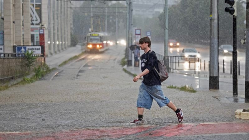 RADAR: Déšť o víkendu rozdělí Česko, hrozí i silné bouřky. Kde zaprší v sobotu a kde v neděli?