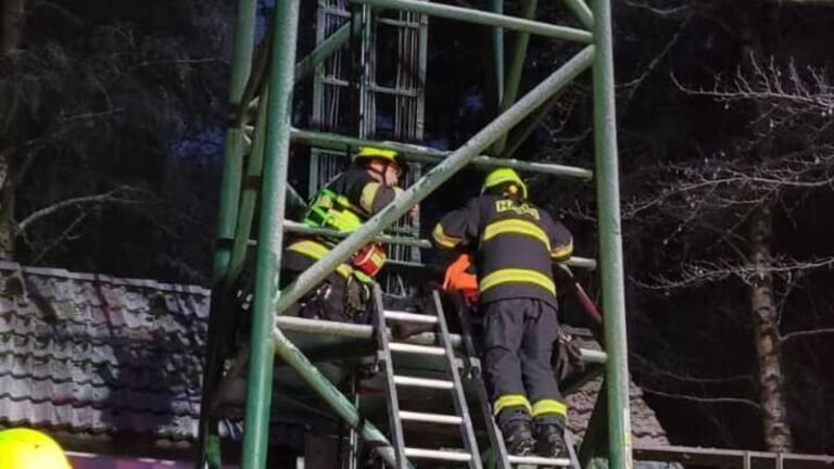 Z vysílače se v jilemnici zřítil chlapec. pád z výšky nepřežil, věcí se zabývá policie