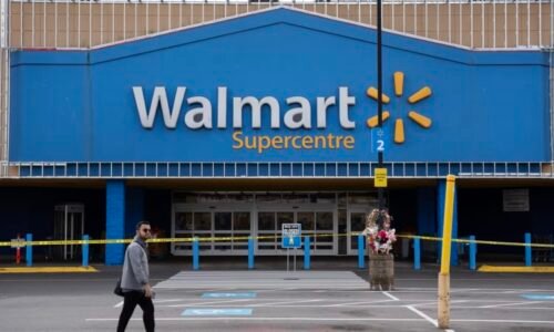 Útočník pobodal 11 lidí v obchodě, někteří bojují o život. Zasáhli hrdinové z Walmartu