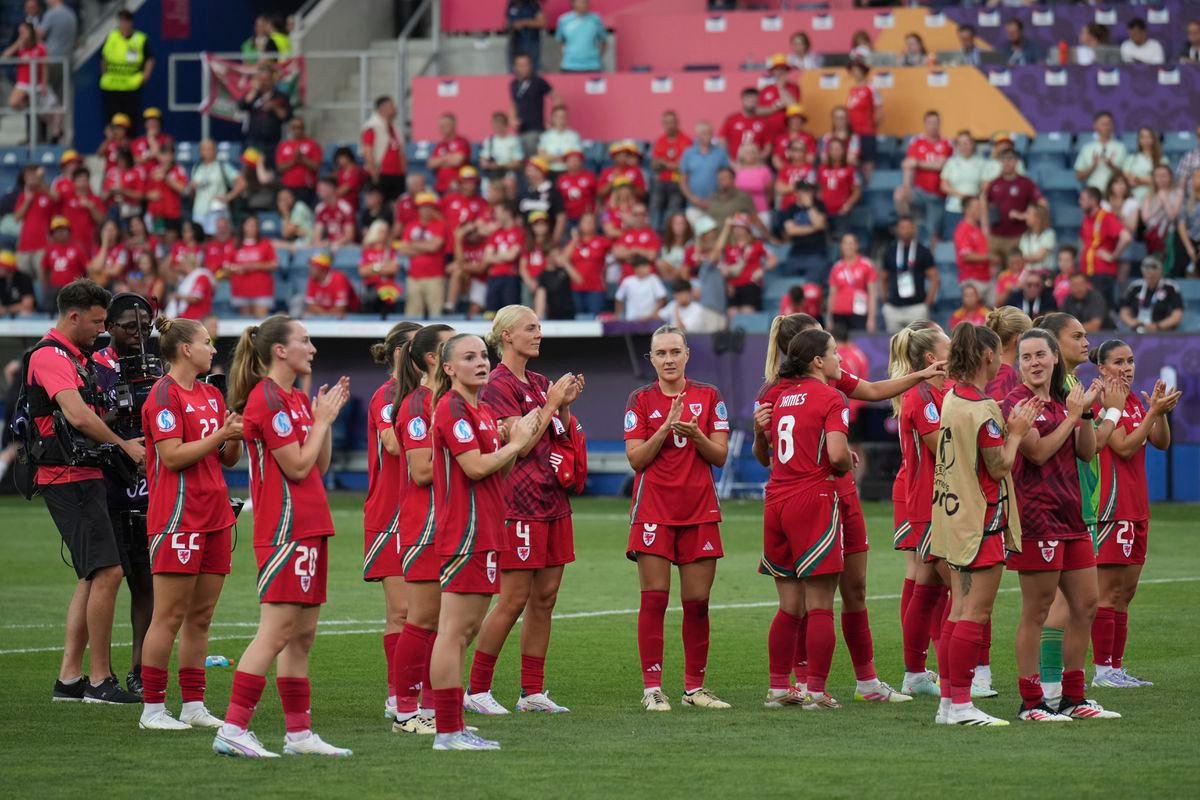 Futbalistky Walesu mali počas európskeho šampionátu nehodu. Tréning museli zrušiť
