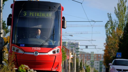 V bratislavskej Petržalke začala premávať električka až na koniec mestskej časti