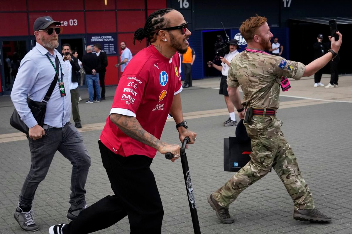 Náročná misia domácej hviezdy. Zažiari Lewis Hamilton pred publikom v Silverstone?