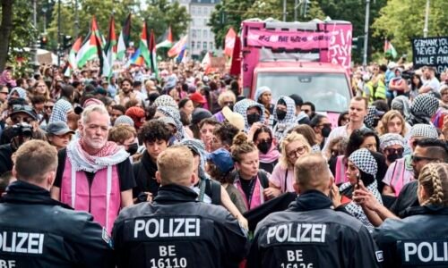 Útoky na policisty i antisemitismus: V Berlíně ukončili pochod LGBT+, zadrženy byly desítky lidí