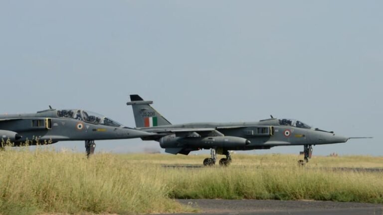 Vojenská stíhačka se zřítila v indii. zahynuli oba piloti, záběry odhalily doutnající trosky