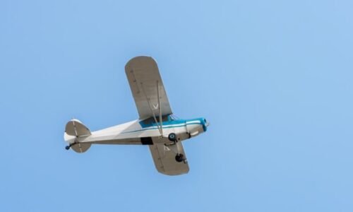 Vyhlídkové letadlo se zřítilo v Rakousku. Po pádu způsobilo lesní požár, na místě jsou mrtví