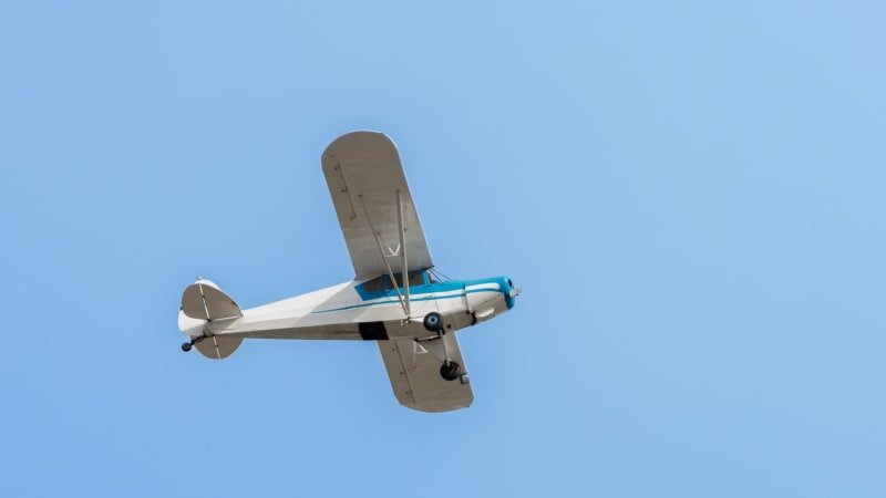 Vyhlídkové letadlo se zřítilo v Rakousku. Po pádu způsobilo lesní požár, na místě jsou mrtví Vyhlídkové letadlo se zřítilo v Rakousku. Po pádu způsobilo lesní požár, na místě jsou mrtví