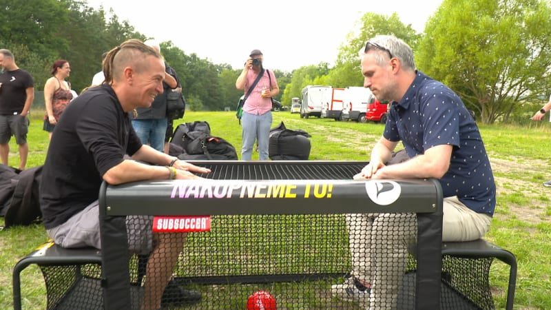 Piráti bez kravat: Kampaň „Nakopneme to“ zahájili s influencerem, fotbálkem a živým podcastem Piráti bez kravat: Kampaň „Nakopneme to“ zahájili s influencerem, fotbálkem a živým podcastem