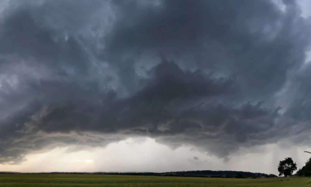Teplotní šok v Česku: Prudce se ochladí, dorazí i bouřky a vydatné deště. Sledujte RADAR
