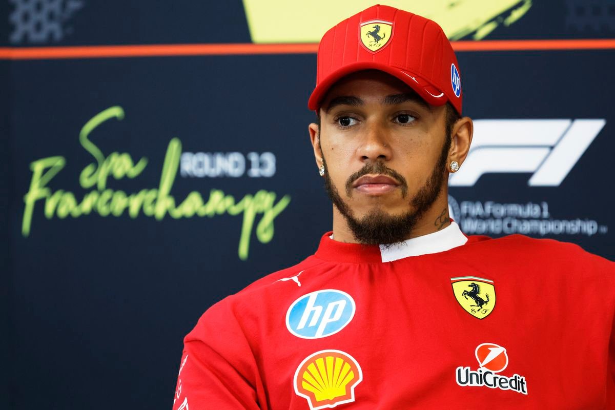 Vo Ferrari nastal kritický moment. Lewis Hamilton sa stretol s vedením tímu