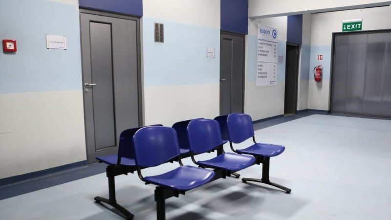 Seniorka zemřela v čekárně ve Valbřichu. Sestra ji odmítla přednostně přijmout, hrozí jí vězení Seniorka zemřela v čekárně ve Valbřichu. Sestra ji odmítla přednostně přijmout, hrozí jí vězení