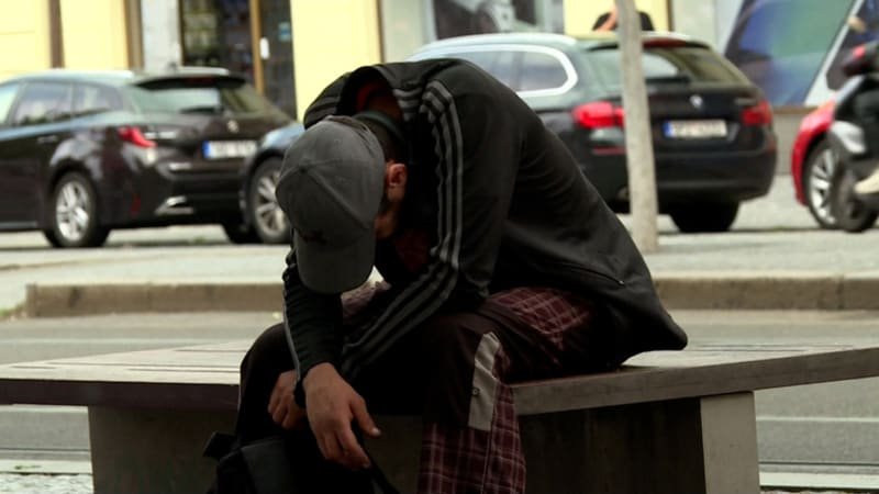 Feťáci, bezdomovci a hledané osoby. Na nechvalně proslulém Andělu se lidé bojí i ve dne Feťáci, bezdomovci a hledané osoby. Na nechvalně proslulém Andělu se lidé bojí i ve dne
