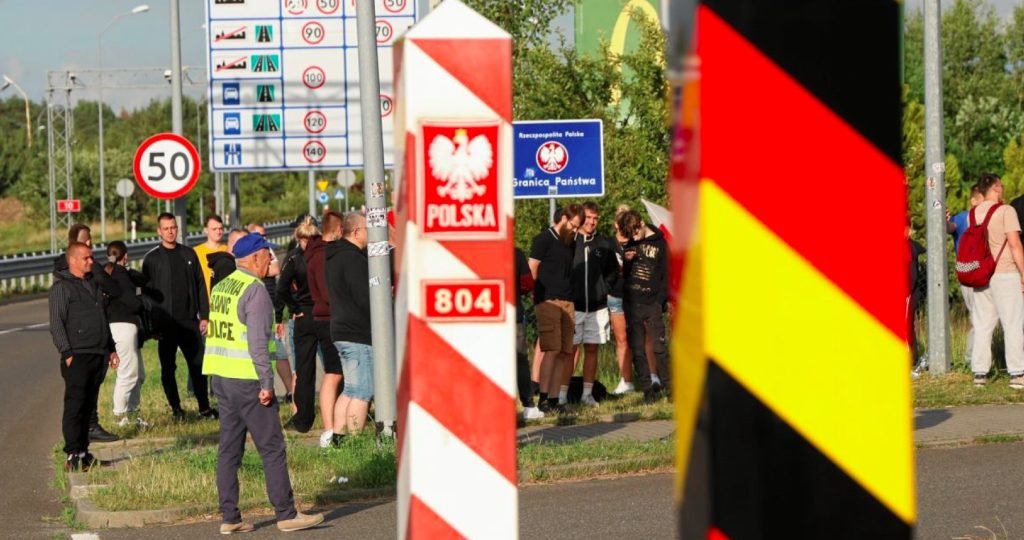 Poľsko vyslalo stovky vojakov na ochranu svojej západnej hranice kvôli ilegálnym migrantom, ktorých sa Nemecko pokúša zbaviť Poľsko vyslalo stovky vojakov na ochranu svojej západnej hranice kvôli ilegálnym migrantom, ktorých sa Nemecko pokúša zbaviť