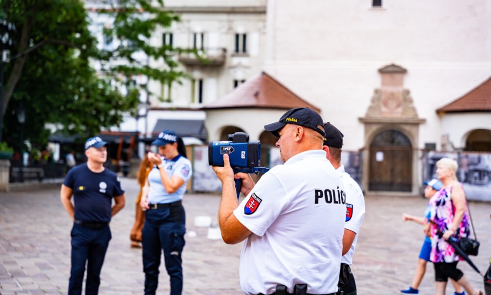 Kolobežkár na Hlavnej trielil takmer tridsiatkou, spomalila ho až pokuta od policajtov
