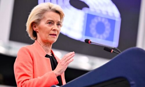 Von der Leyenová označila obvinenia zo zlého hospodárenia pri riadení tzv. covidovej pandémie a z tajných zákulisných rokovaní so šéfom farmeceutickej firmy Pfizer pri nákupe vakcín za konšpirácie a lži podkopávajúce demokraciu
