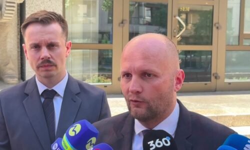 VIDEO: Exminister obrany Jaroslav Naď po návrate z Kanady vypovedal na polícii v kauze darovania slovenskej munície Ukrajine.
