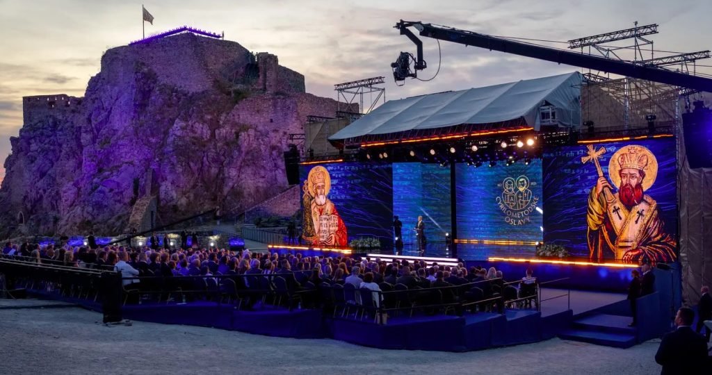 Progresívnym liberálom sa nepáčia cyrilo-metodské oslavy. Vraj nám ukazujú iba kultúrne prázdno, ktoré „zíva“ za premiérom Robertom Ficom a jeho suitou Progresívnym liberálom sa nepáčia cyrilo-metodské oslavy. Vraj nám ukazujú iba kultúrne prázdno, ktoré „zíva“ za premiérom Robertom Ficom a jeho suitou