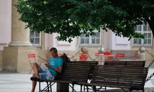 Páchateľ pobodal v Bratislave 17-ročného chlapca, je na úteku