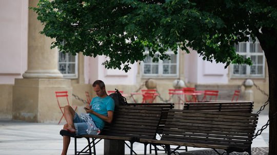 Páchateľ pobodal v Bratislave 17-ročného chlapca, je na úteku