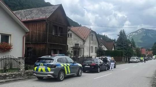 V obci pri Ružomberku zasahovala špeciálna jednotka: útočník napadol farára a zabarikádoval sa v dome