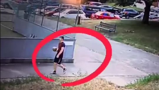 VIDEO: Mladý svalovec dobil za bieleho dňa na ihrisku seniora venčiaceho dvoch psíkov. Polícia žiada o pomoc