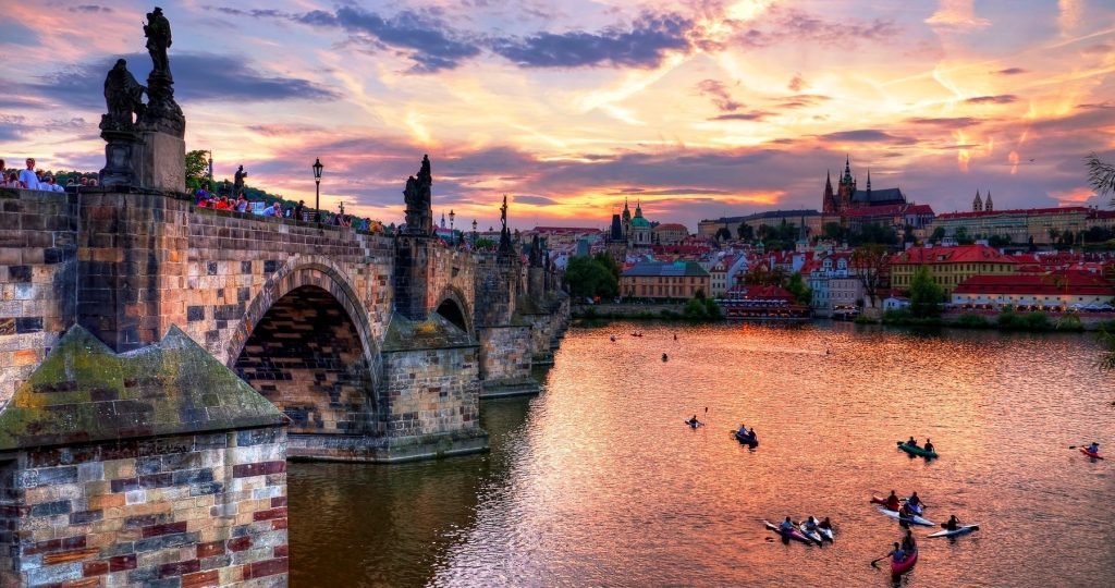 Prahu a časť Českej republiky postihol rozsiahly výpadok dodávok elektrickej energie. V hlavnom meste nepremáva metro ani električkové linky a trolejbusy Prahu a časť Českej republiky postihol rozsiahly výpadok dodávok elektrickej energie. V hlavnom meste nepremáva metro ani električkové linky a trolejbusy