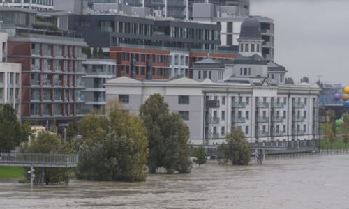 Hasiči zasahujú v Eurovei, zadymenie sa zatiaľ nepotvrdilo